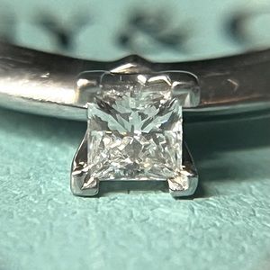 Tiffany Princess cut solitaire size 5
.21
VS1
F-G
Cut Excellent
Platinum